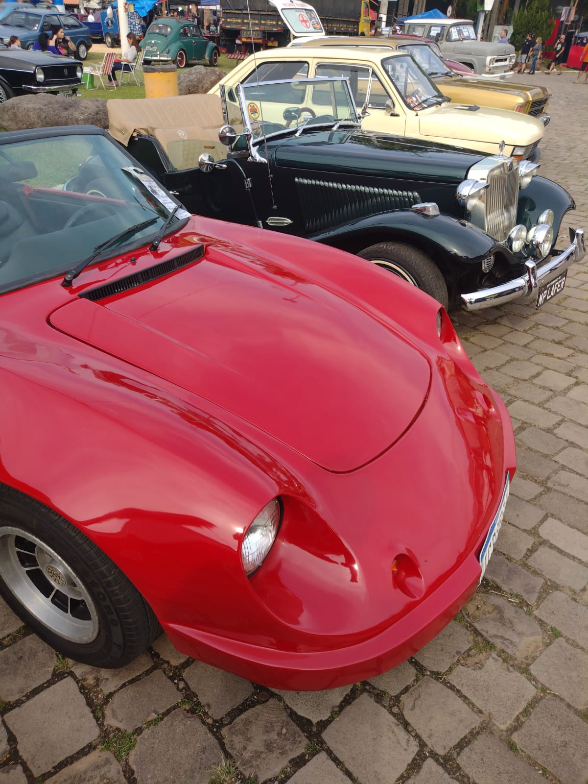 Belos e raros como foi o encontro de carros antigos de São Sebastião
