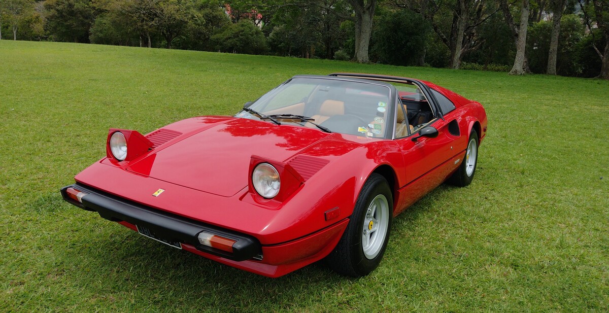Uma volta na Ferrari 308 GTS, estrela do seriado Magnum, sucesso da TV